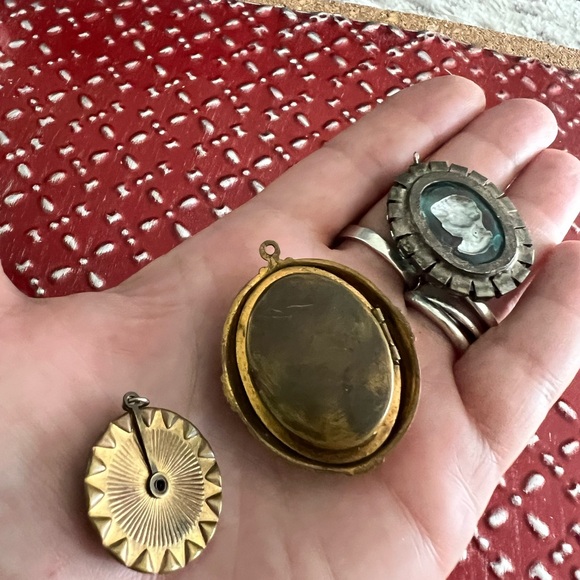 Antique Locket with pictures. 3 locket charms and 3 brooches. - Picture 10 of 10